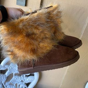 Woman's vintage Y2K faux fur boots size 7